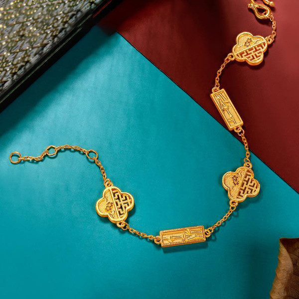 Μοντέρνο γυναικείο βραχιόλι σε χρυσό χρώμα