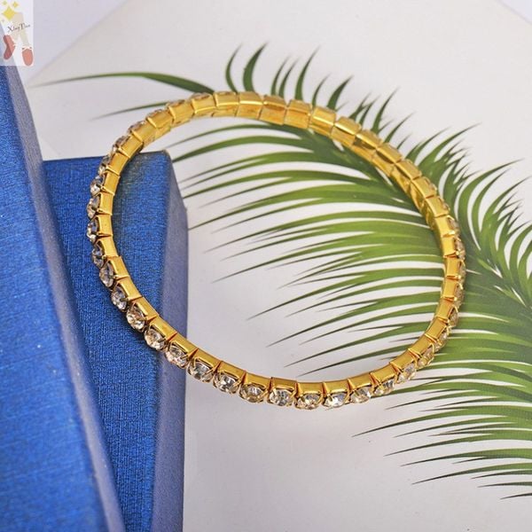 Moderan set ženskih narukvica s kamenčićima