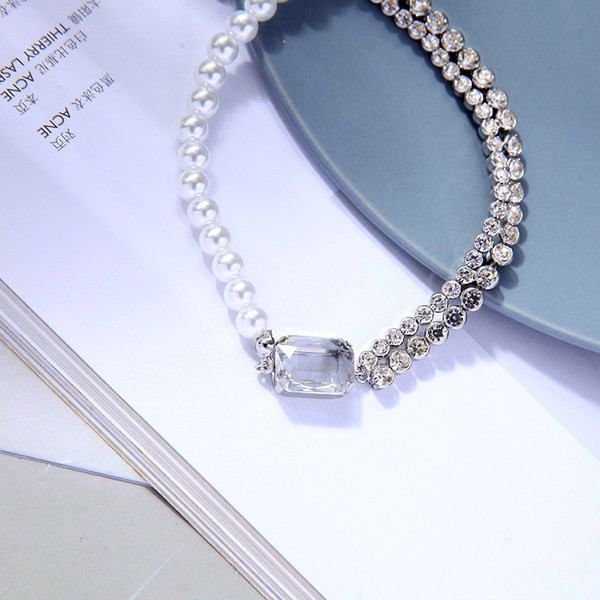 Γυναικείο κολιέ με πέρλες και διακοσμητικές πέτρες