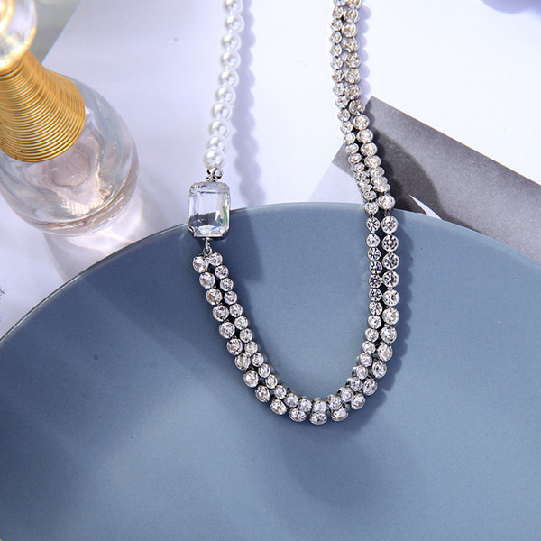 Γυναικείο κολιέ με πέρλες και διακοσμητικές πέτρες