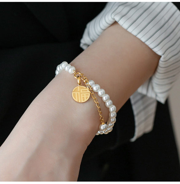 Ženska moderna narukvica s biserima i privjeskom