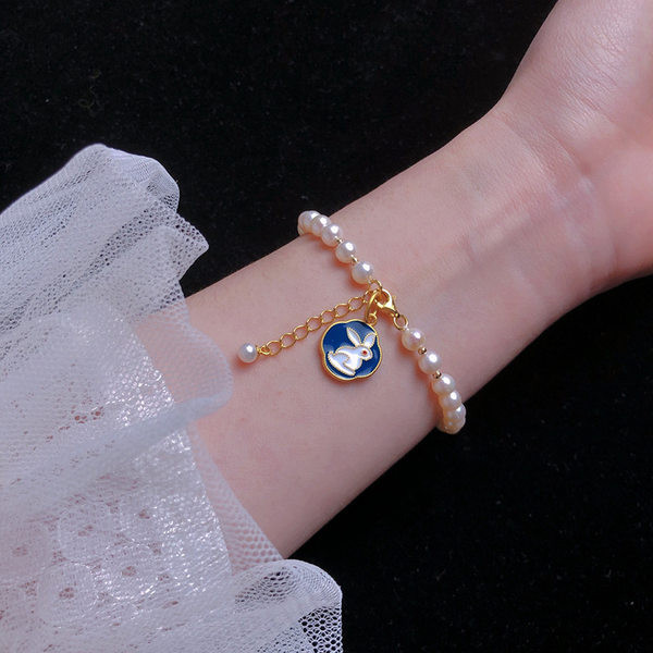 Ženska moderna narukvica s biserima i privjeskom