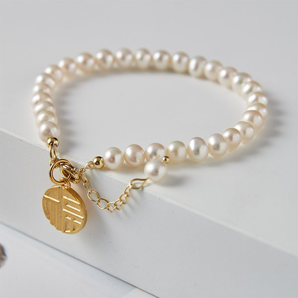 Ženska moderna narukvica s biserima i privjeskom