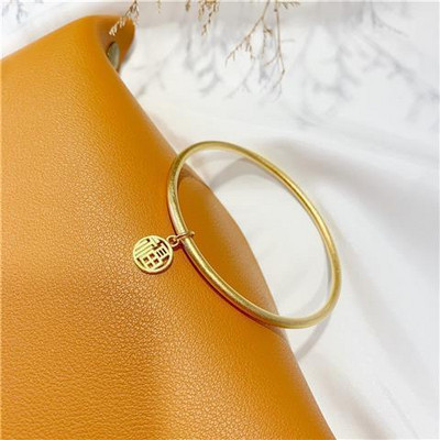 Μοντέλο απλό βραχιόλι με μενταγιόν για γυναίκες