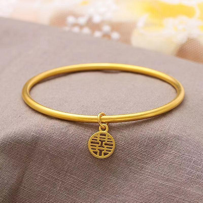 Μοντέλο απλό βραχιόλι με μενταγιόν για γυναίκες