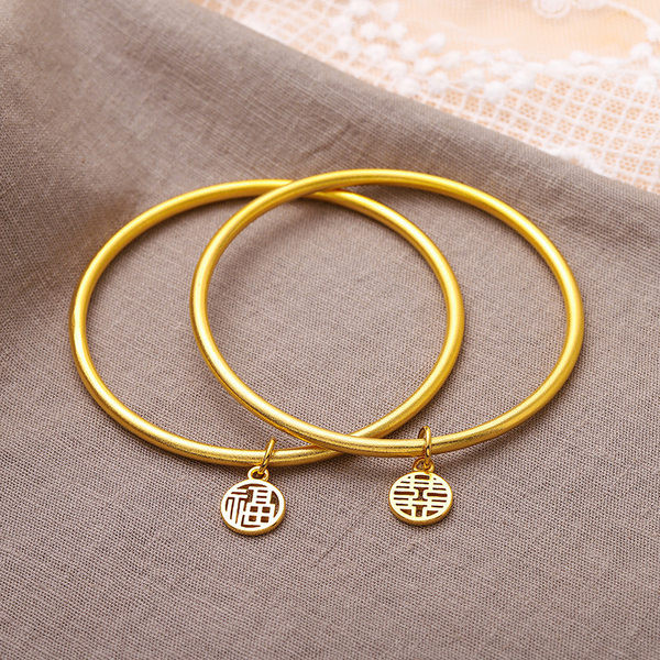 Μοντέλο απλό βραχιόλι με μενταγιόν για γυναίκες