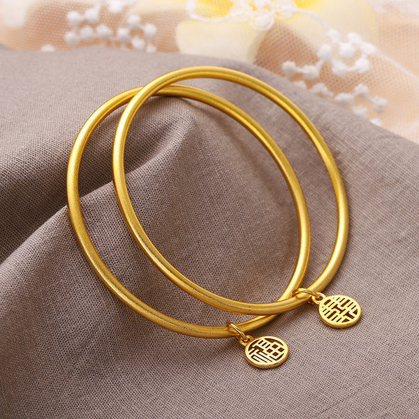 Μοντέλο απλό βραχιόλι με μενταγιόν για γυναίκες