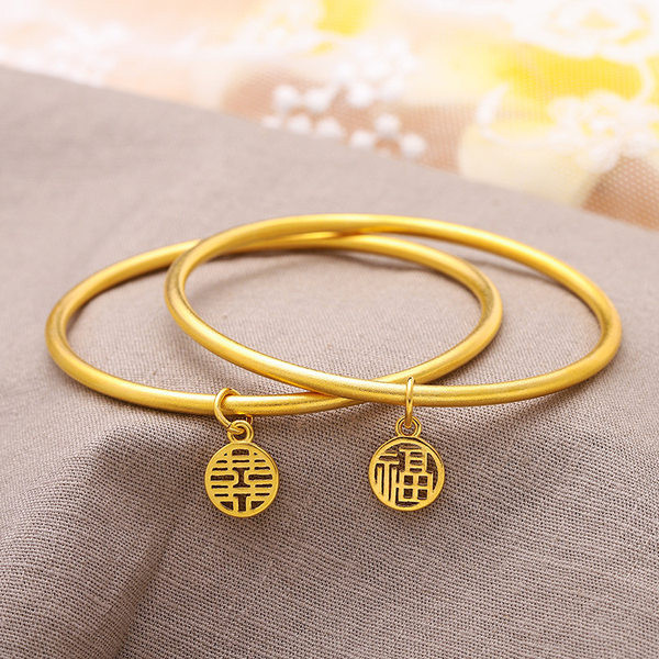 Μοντέλο απλό βραχιόλι με μενταγιόν για γυναίκες