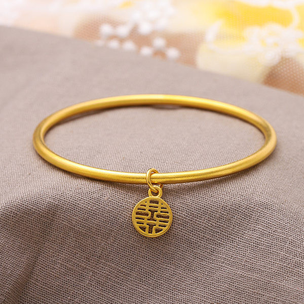 Μοντέλο απλό βραχιόλι με μενταγιόν για γυναίκες