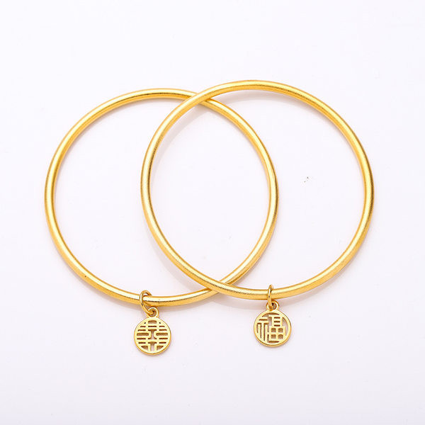 Μοντέλο απλό βραχιόλι με μενταγιόν για γυναίκες