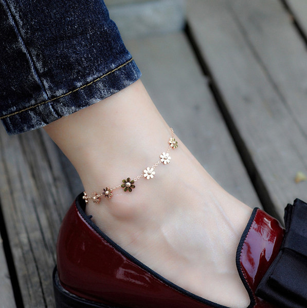 Μοντέρνο γυναικείο βραχιόλι για πόδια σε χρυσό χρώμα