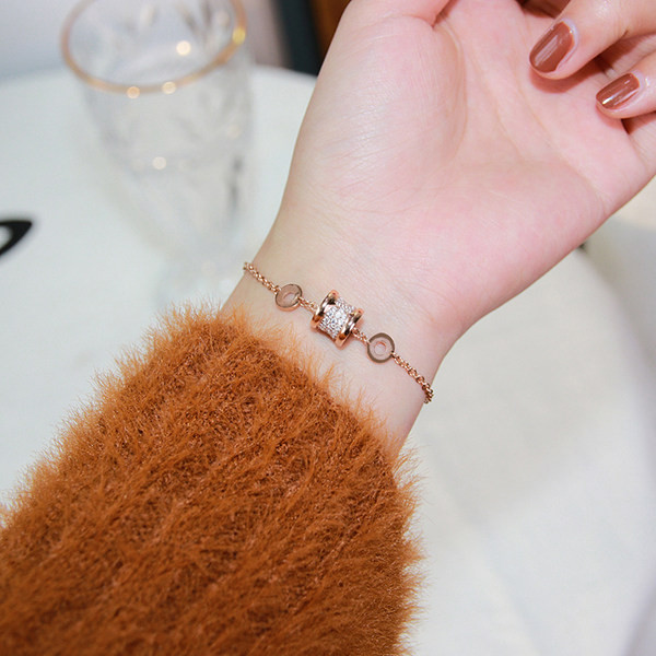 Γυναικείο βραχιόλι από ατσάλι τιτανίου με διακοσμητικές πέτρες