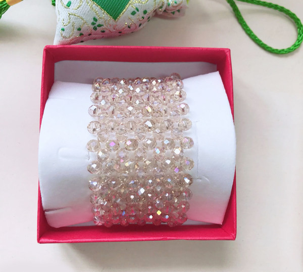 Φαρδύ βραχιόλι με χρωματιστές χάντρες