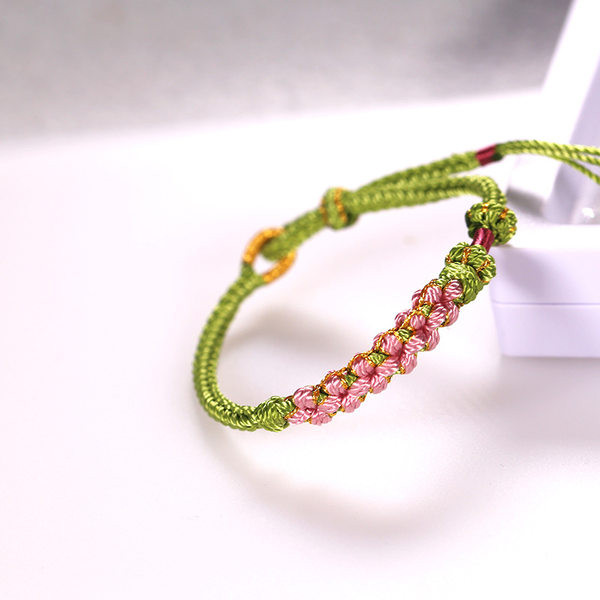 Ležerna ženska narukvica od tekstila sa privjeskom