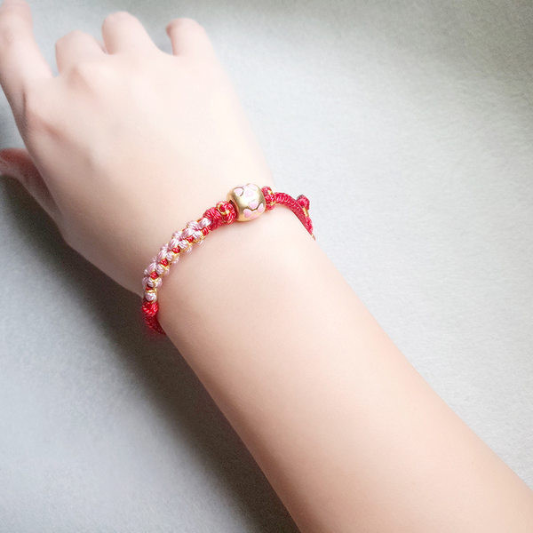 Ležerna ženska narukvica od tekstila sa privjeskom