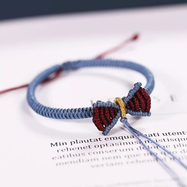 Naiste tekstiilist käevõru paelaga