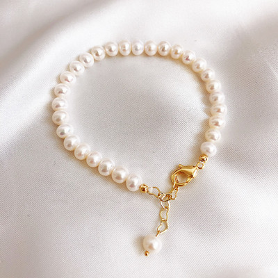 Βραχιόλι με πέρλες με διαφορετικά μενταγιόν