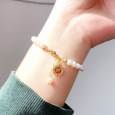 Βραχιόλι με πέρλες με διαφορετικά μενταγιόν