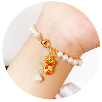 Βραχιόλι με πέρλες με διαφορετικά μενταγιόν