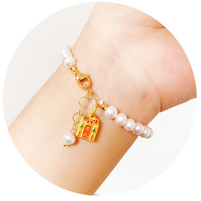 Βραχιόλι με πέρλες με διαφορετικά μενταγιόν