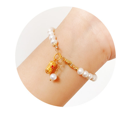 Βραχιόλι με πέρλες με διαφορετικά μενταγιόν