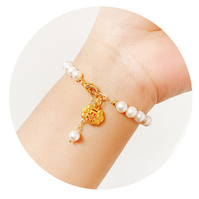 Βραχιόλι με πέρλες με διαφορετικά μενταγιόν