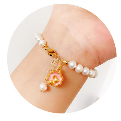Βραχιόλι με πέρλες με διαφορετικά μενταγιόν