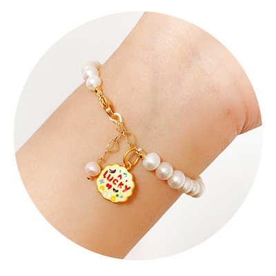 Βραχιόλι με πέρλες με διαφορετικά μενταγιόν
