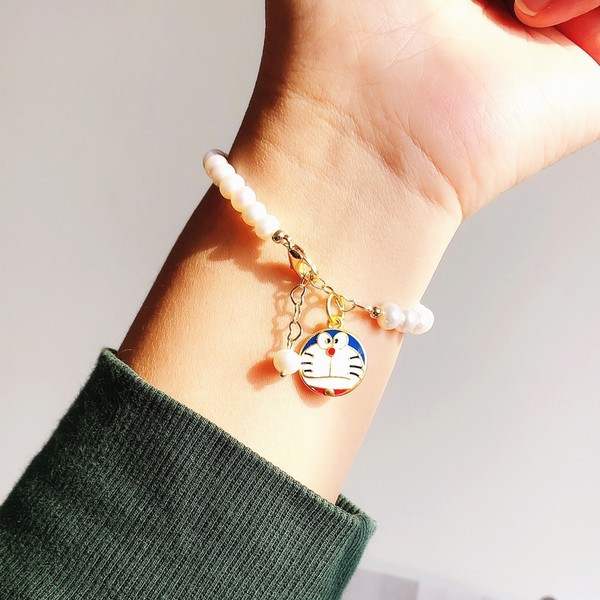 Βραχιόλι με πέρλες με διαφορετικά μενταγιόν