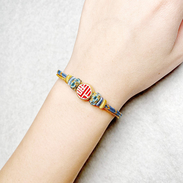 Ženska narukvica s vezama