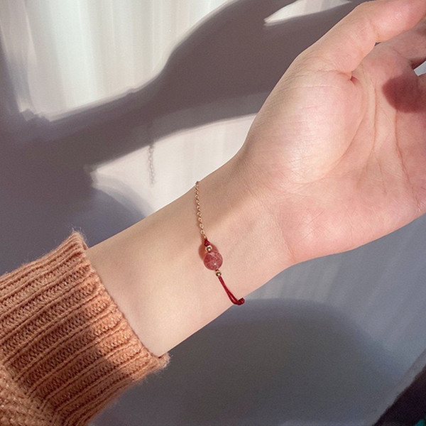 Ženska tekstilna narukvica s perlama u boji