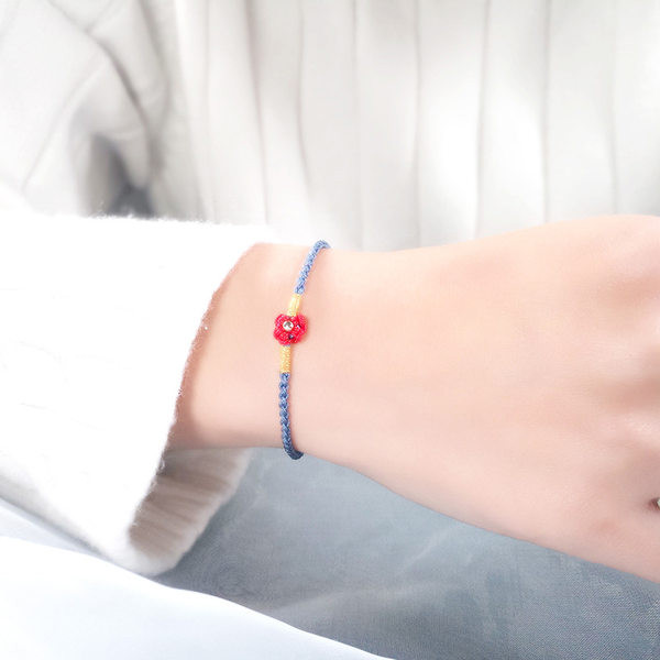 Ženska tekstilna narukvica sa cvijetom