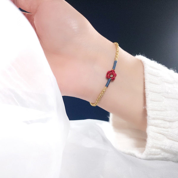 Ženska tekstilna narukvica sa cvijetom