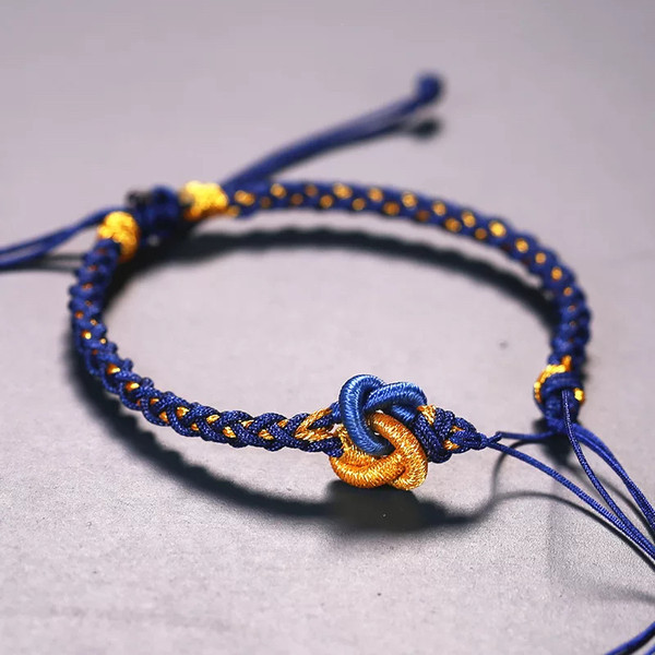 Naiste sõlmedega käevõru tekstiilist