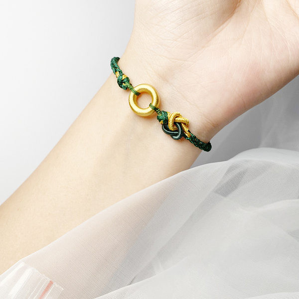 Naiste sõlmedega käevõru tekstiilist