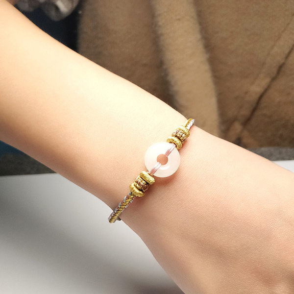 Vabaaja lipsudega tekstiilist käevõru