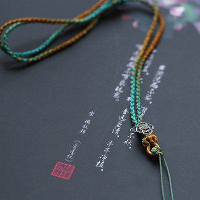 Naiste tekstiilist kaelakee kolmes värvitoonis