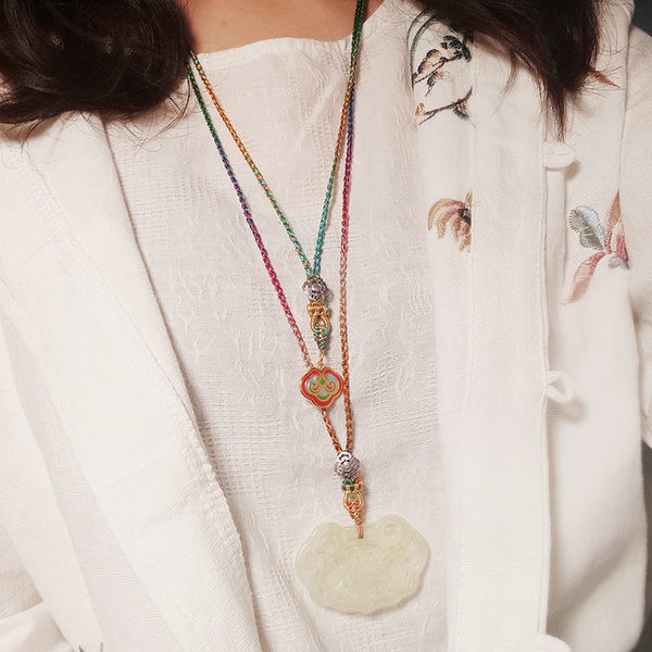 Naiste tekstiilist kaelakee kolmes värvitoonis