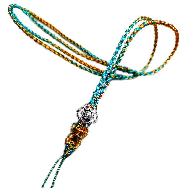 Naiste tekstiilist kaelakee kolmes värvitoonis