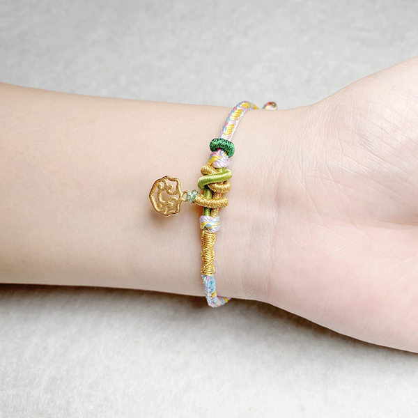 Ženska tekstilna narukvica s vezicama