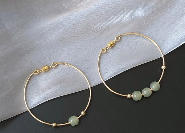 Moodne naiste käevõru kividega - kolbi tüüpi