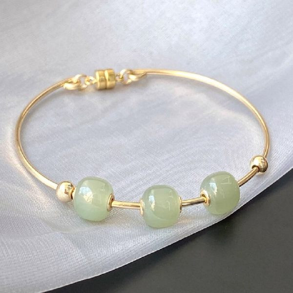 Moodne naiste käevõru kividega - kolbi tüüpi