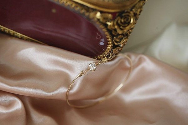 Λεπτό γυναικείο βραχιόλι με πέτρα