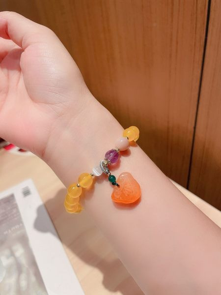 Ženska narukvica s perlicama i privjeskom