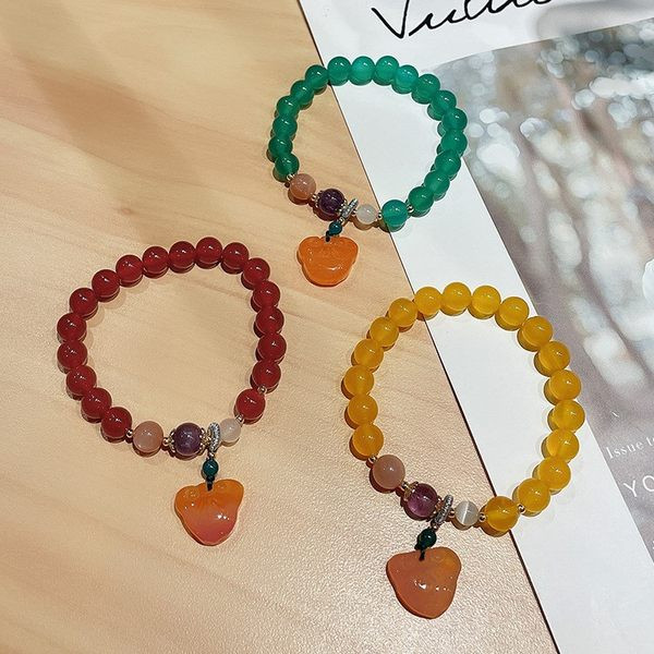 Ženska narukvica s perlicama i privjeskom