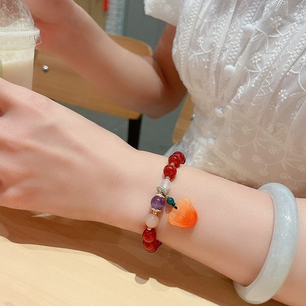 Ženska narukvica s perlicama i privjeskom