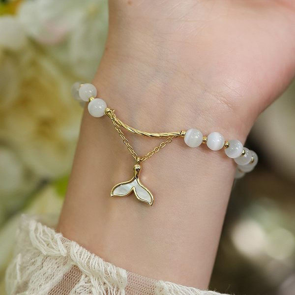 Moteriška apyrankė su baltais karoliukais ir pakabuku