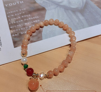 Μοντέρνο γυναικείο βραχιόλι με πέτρες και μενταγιόν