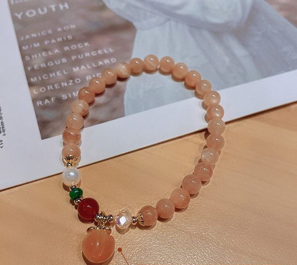 Μοντέρνο γυναικείο βραχιόλι με πέτρες και μενταγιόν