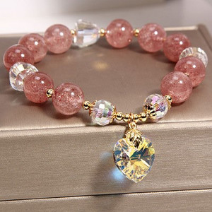 Sieviešu rokassprādze ar krellēm un kuloniem